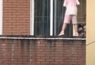 小学生站二楼窗外打扫画面惊险！校方回应有防护网