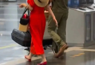 霍思燕夫妇现身机场，穿红裙配红鞋美成新娘子，杜江站一边像保镖