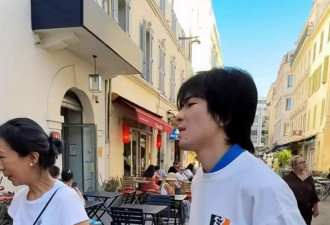 萧敬腾法国度假给老婆扎头发，林有慧素颜显老