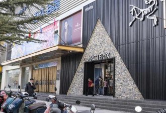 中国大厂喜马拉雅山放烟火 被炮轰后急删影片