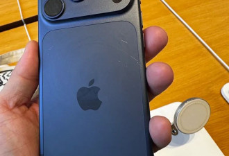 iPhone17新机掉漆？展示机满是伤痕