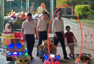 富豪也得带娃 他带外孙上游乐场 全程不撒手