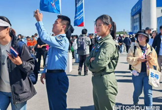 中国空军首位藏族女飞行员亮相