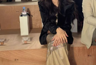 张柏芝黑色西装外套金色亮片长裙,与宋佳同框看秀引关注