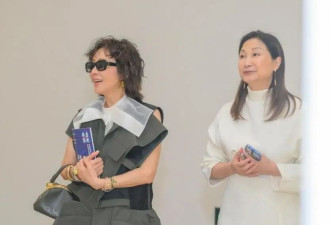 59岁刘嘉玲新烫了泡面头减龄25岁，一身时髦打扮，美得像换了个人