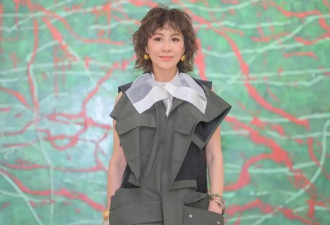 59岁刘嘉玲新烫了泡面头减龄25岁，一身时髦打扮，美得像换了个人
