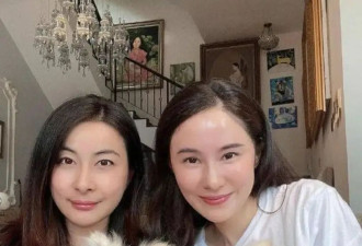 郭晶晶与闺蜜在豪宅里聚会！穿V领衬衫+齐肩发，时髦、显贵又松弛