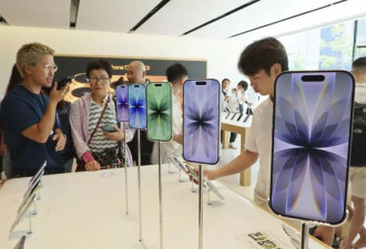 iPhone新机"2色"爆灾情!外媒记者实地观察:几小时就刮伤