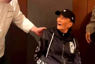 从风流影帝到拄拐老人！89岁谢贤摘墨镜苍老