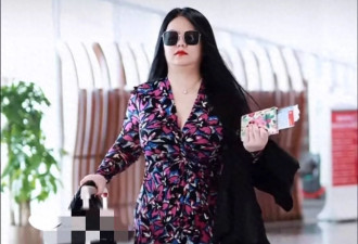 李湘王诗龄出席伦敦大秀，母女俩身宽体胖