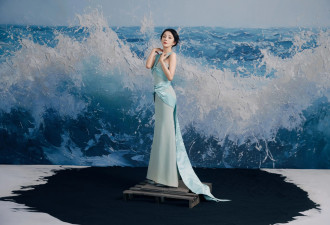 杨幂这身材比例太顶了，一袭冰蓝长裙“乘风破浪”，美得像25岁