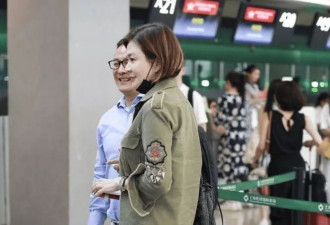61岁关之琳换了微卷短发减龄，完全没有大妈味