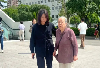 89岁李明启现身北京医院看病，打扮干净整洁，弓着背走路显苍老