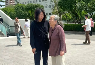 89岁李明启现身北京医院看病，打扮干净整洁，弓着背走路显苍老