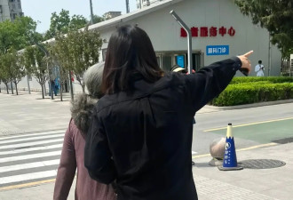 89岁李明启现身北京医院看病，打扮干净整洁，弓着背走路显苍老