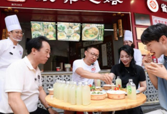 44岁当上中国首富，61岁横渡海峡，他在折腾啥？