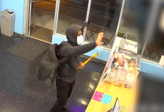 男子持械抢劫万锦甜品店，警方公布监控求线索