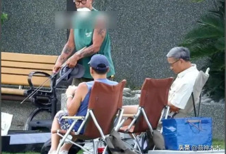 具俊晔祭奠大S，在墓前和朋友跷二郎腿玩手机，看别墅被疑要搬家