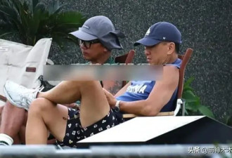 具俊晔祭奠大S，在墓前和朋友跷二郎腿玩手机，看别墅被疑要搬家