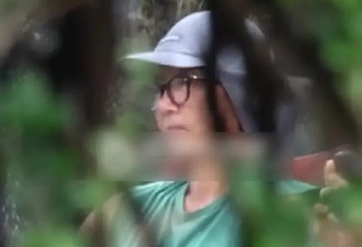 具俊晔祭奠大S，在墓前和朋友跷二郎腿玩手机，看别墅被疑要搬家