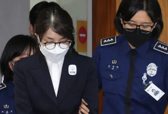 金建希庭审画面："被告,你是无业人员吗？""是的"