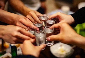 因为喝酒丢了性命的3位明星,真是一个比一个可惜,可悲可叹