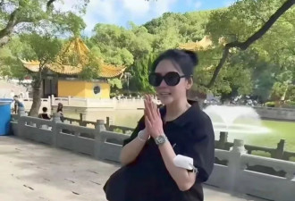 57岁邱淑贞现身普陀山，身材苗条双腿细长状态好