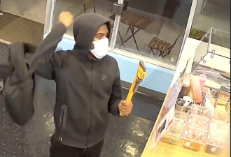 深夜万锦小店遭口罩男持械抢劫 搜了半天！只拿了这个走