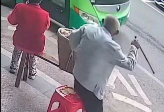 重庆拄拐老人背背篓赶公交被拒载 涉事司机被开除