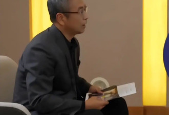 “央视一哥”白岩松，因一句话“跌落神坛”，如今57岁老到认不出