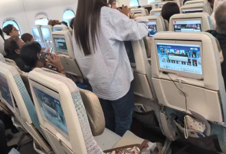 H-1B费大涨混乱瞬间：数十乘客紧急冲下飞机…