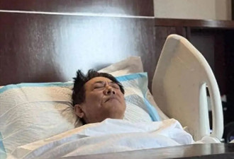 李连杰术后首露面，现身4S店提车，穿粗布衫走飞快，见人多秒垮脸