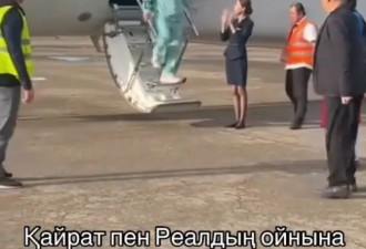 成龙坐私人飞机空降哈萨克斯坦，受到空姐迎接，票房大卖后很开心