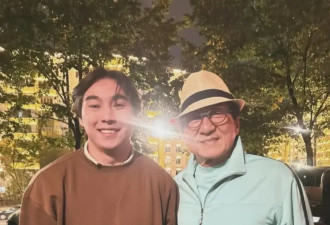 成龙坐私人飞机空降哈萨克斯坦，受到空姐迎接，票房大卖后很开心