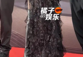 55岁莫文蔚黑色纱裙搭配过膝长靴亮相，网友：55岁活成25岁