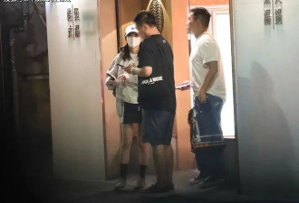 安以轩带娃看完病后泡夜店，与男性友人玩到凌晨