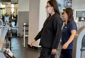 58岁王祖贤一点不服老！新中式上衣搭潮牌运动阔腿裤健身，很洋气