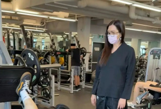 58岁王祖贤一点不服老！新中式上衣搭潮牌运动阔腿裤健身，很洋气