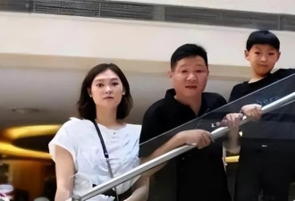 55岁赵亮现状:带模特老婆深山养鸡,俩儿子像谁一目了然