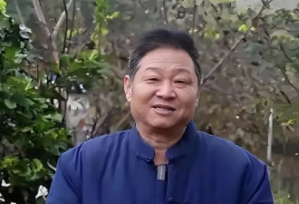 55岁赵亮现状:带模特老婆深山养鸡,俩儿子像谁一目了然