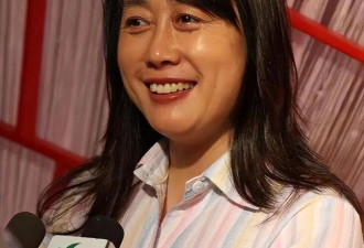 她是"央视名嘴",主持《曲苑杂坛》二十年,如今...