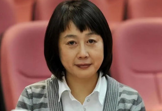 她是"央视名嘴",主持《曲苑杂坛》二十年,如今...