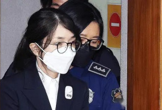 韩前总统夫人被捕后首露面！面容憔悴还长白发，再被扒陪酒受贿丑闻？