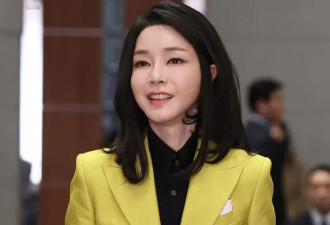 韩前总统夫人被捕后首露面！面容憔悴还长白发，再被扒陪酒受贿丑闻？
