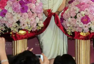 林青霞剪了超短发减龄20岁，穿白色连衣裙超显贵，完全没有大妈味
