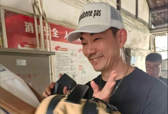 任贤齐现身成都路边摊喝早茶，穿搭一言难尽