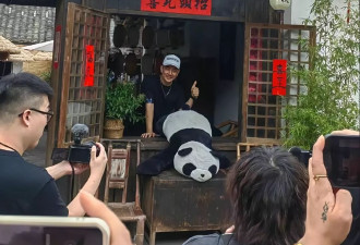 任贤齐现身成都路边摊喝早茶，穿搭一言难尽