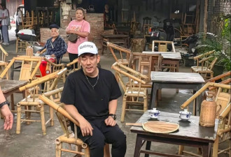 任贤齐现身成都路边摊喝早茶，穿搭一言难尽