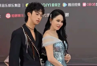 57岁伊能静和儿子跳舞，她穿牛仔短裙身材超辣，舞姿比恩利还妖娆