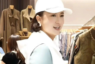 张蕾离开央视好节俭，拿塑料袋逛服装批发市场，买一堆“便宜货”